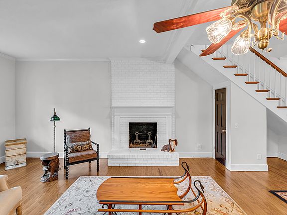 3rd image of 484 Southgate Dr