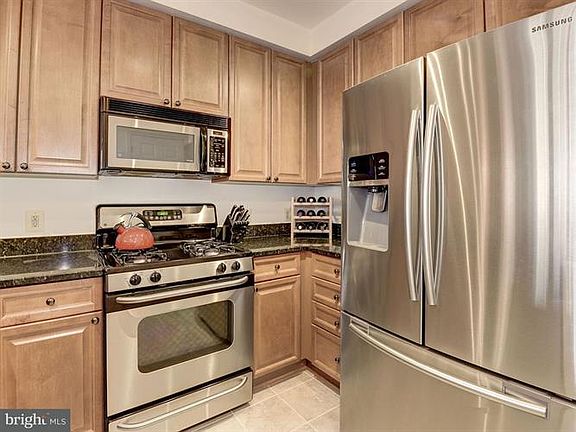 4th image of 801 S Greenbrier St APT 204