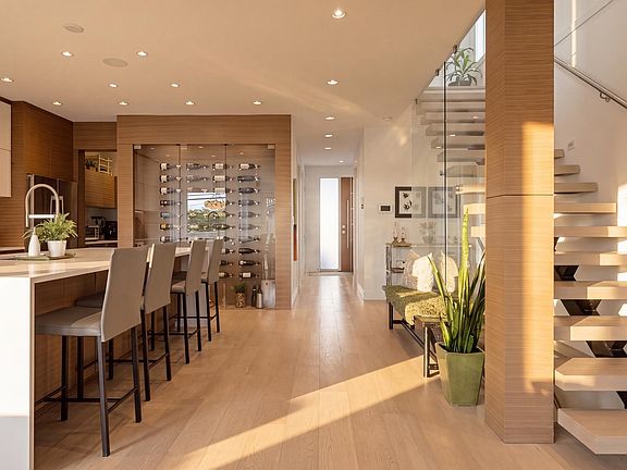 5th image of 351 W 28th St