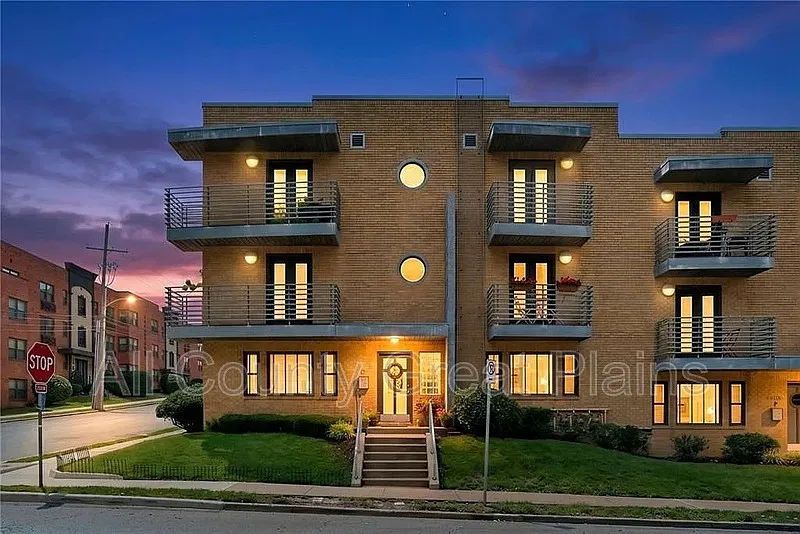 4540 Broadway — Photo 2