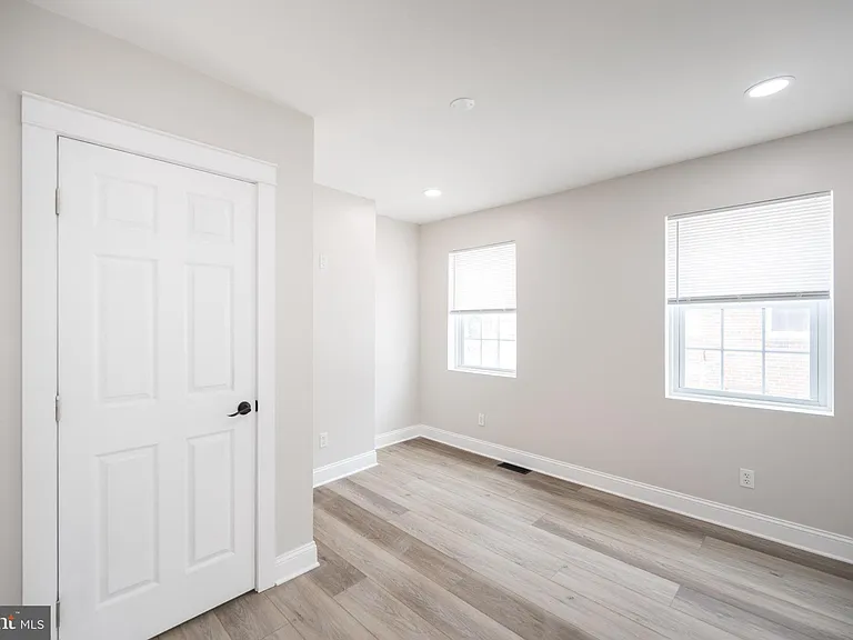 521 N Douglas St — Photo 16