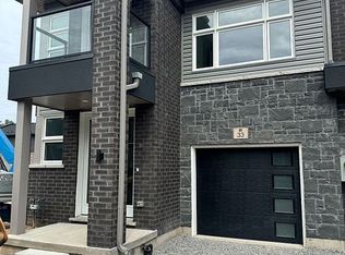 5672 Dorchester Rd #33, Niagara Falls, ON L2G 5S2