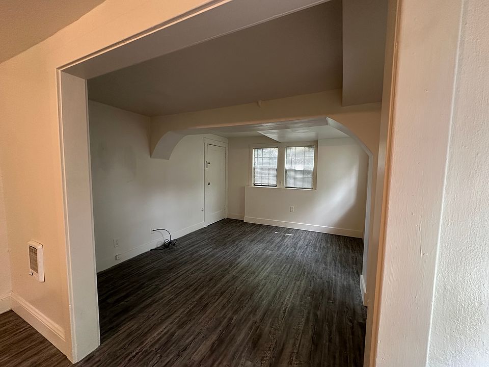 corridor connecting living room and dining room