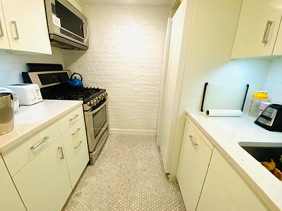 5th image of 455 W 43rd St APT 4B