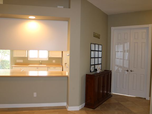 Breakfast bar & foyer