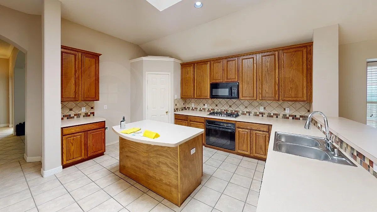 4 bed, 2.0 bath, 2252 sqft, $2,499 — Photo 4