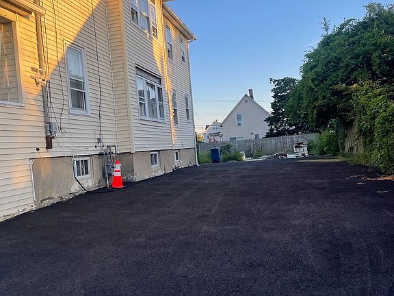 4th image of 194 Adams Street