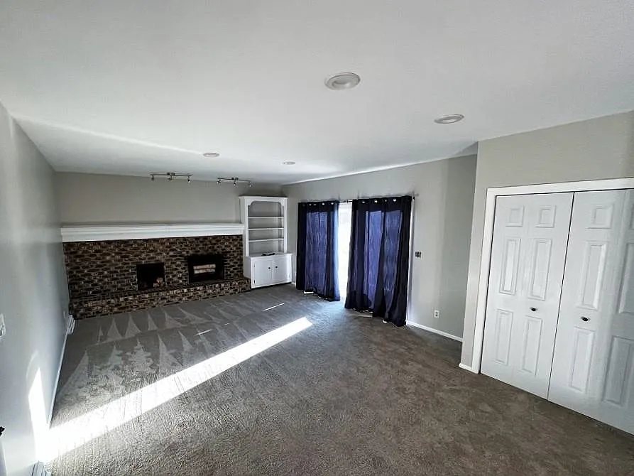 3 bed, 2.5 bath, 2308 sqft, $2,000 — Photo 3