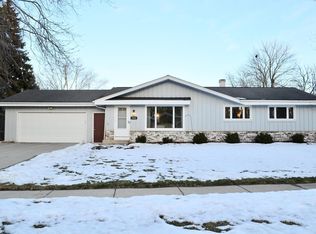 7424 S Chapel Dr, Oak Creek, WI 53154