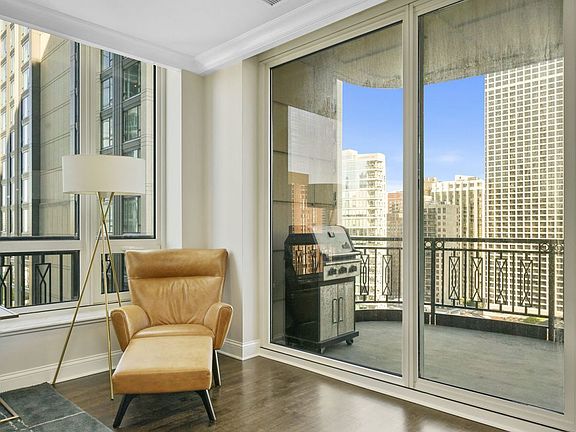 5th image of 10 E Delaware Pl APT 18E