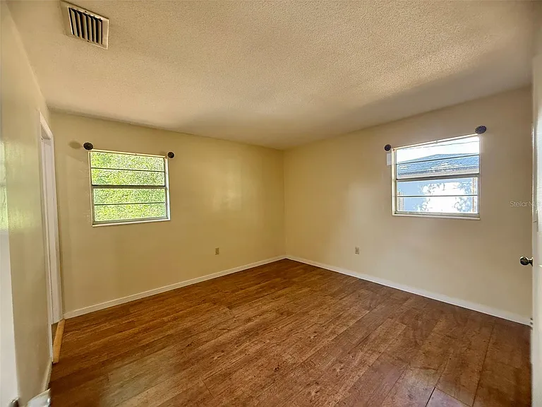 131 Sparrow Ave — Photo 16