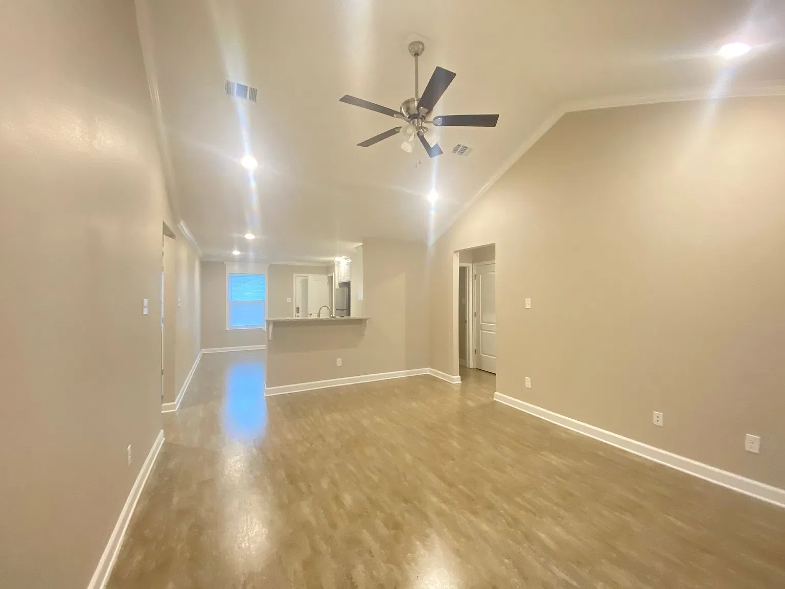303 Magnolia Ct — Photo 3