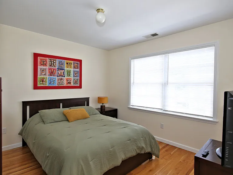 Rockwell St — Photo 11