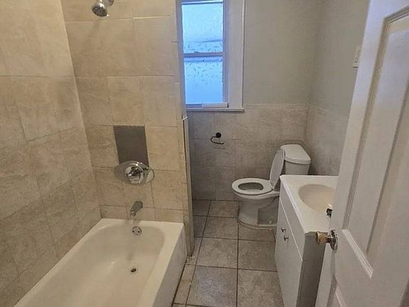 2nd image of 418 Stuyvesant Ave #2L