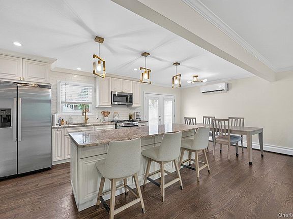 5th image of 61 Carleton Avenue