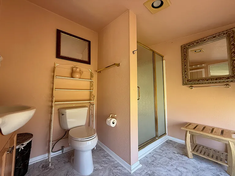 Full bathroom & Shower
