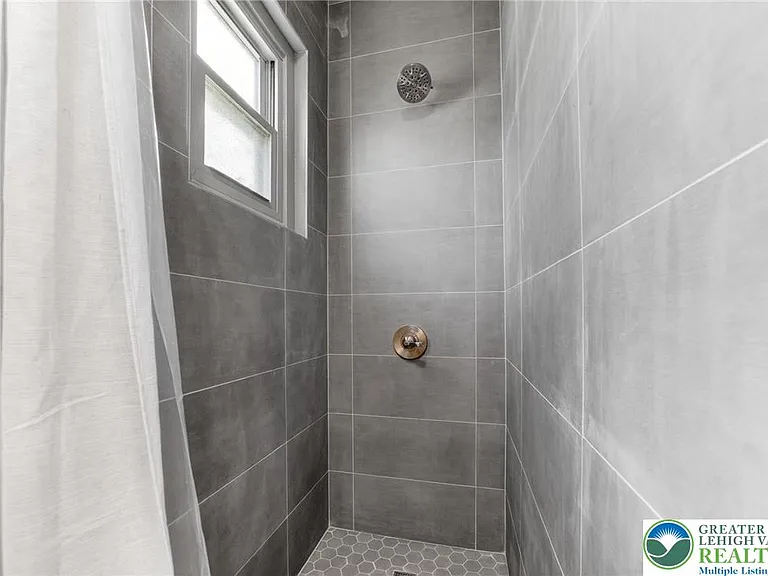 401 W Broad St — Photo 16