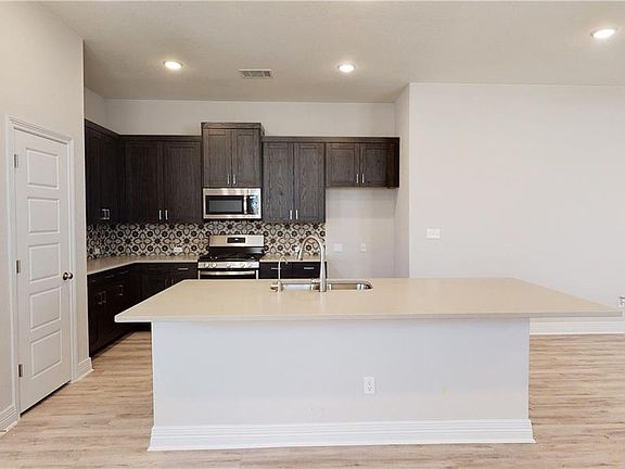 4th image of 559 Saturnia Dr