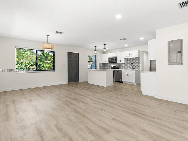 328 SW 11th Ave — Photo 9