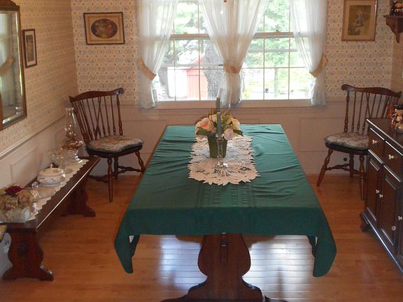 Dining Rm With Maple Floors