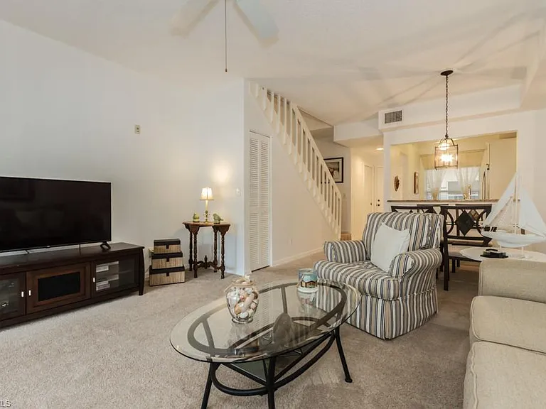 1044 Woodshire Ln #B210 — Photo 6