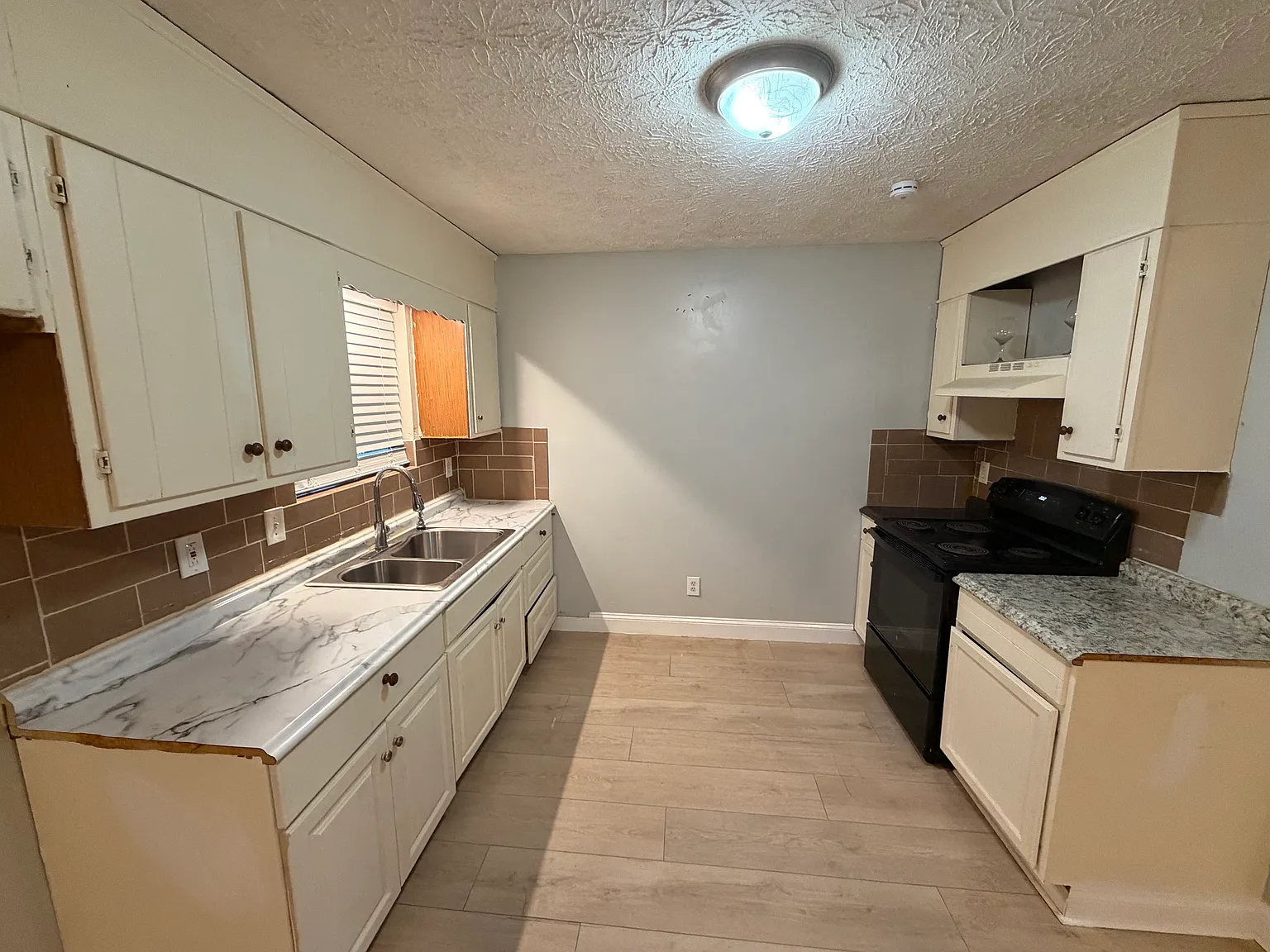 5 bed, 2016 sqft, $1,800 — Photo 3