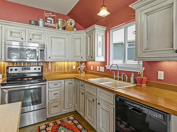 5th image of 127 Jeffrey Cir