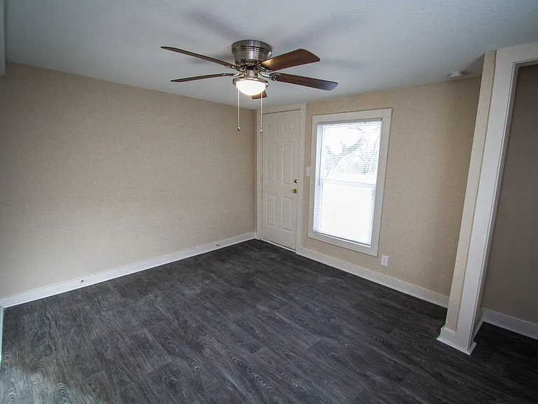 936 Poinsettia — Photo 24