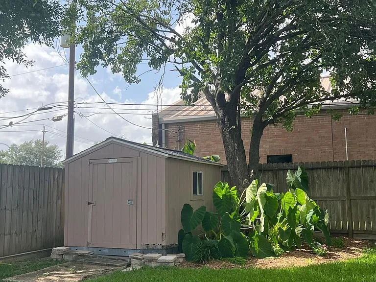 205 W Vaughn Ln — Photo 9