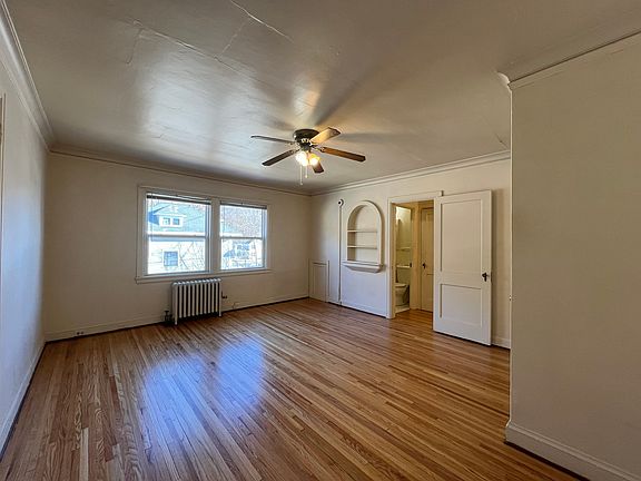 3rd image of 1019 S Farwell St #204