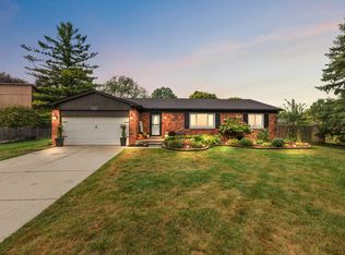 1082 E South Blvd, Troy, MI 48085