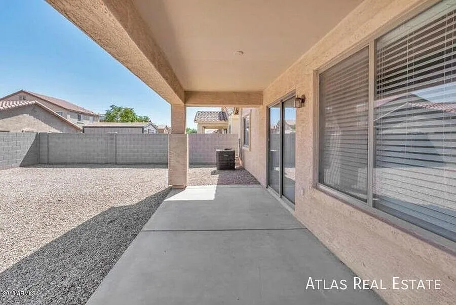 $600 Off First Months Rent!! Beautiful 4 bedroom with 3 car garage in Tortosa — Photo 2