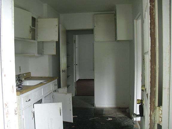 4th image of 383-385 N Roosevelt Ave
