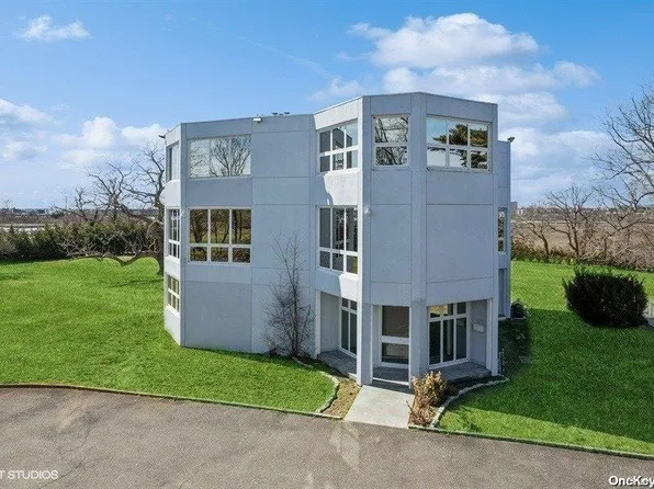 100 Bannister Lane, Lawrence, NY 11559