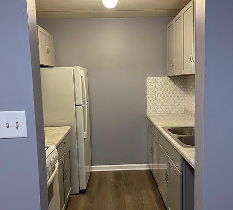 3rd image of 242 Shorewood Dr APT Gc