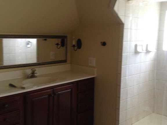 Large Bathroom single single lots of storage