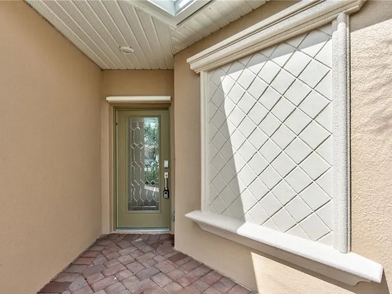 2591 Vine Ave — Photo 2