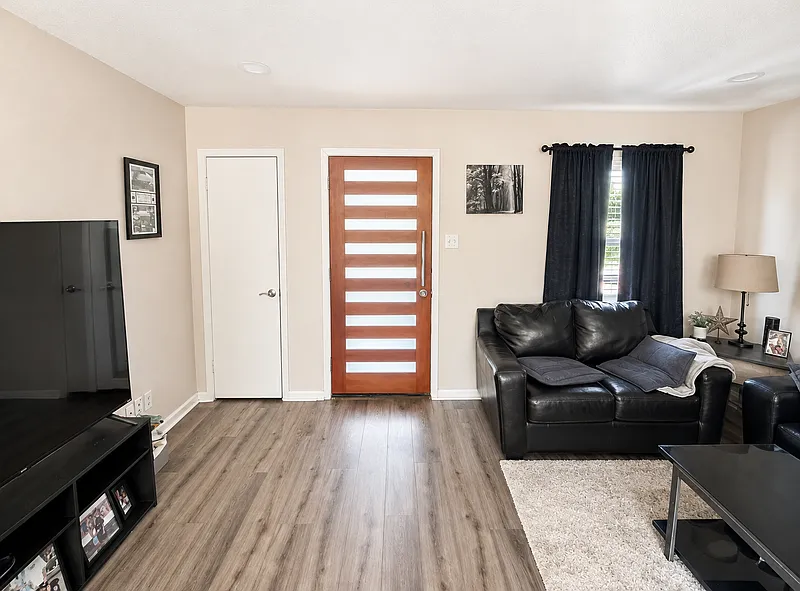 3 bed, 2.0 bath, 1229 sqft, $2,000 — Photo 4