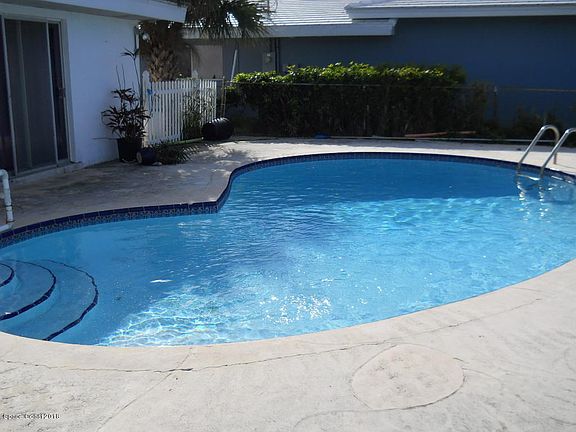 3rd image of 121 Bahama Blvd