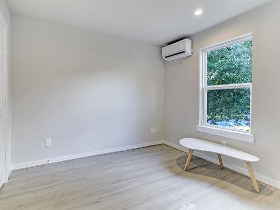 4th image of 645 E 11th 1/2 St APT 2