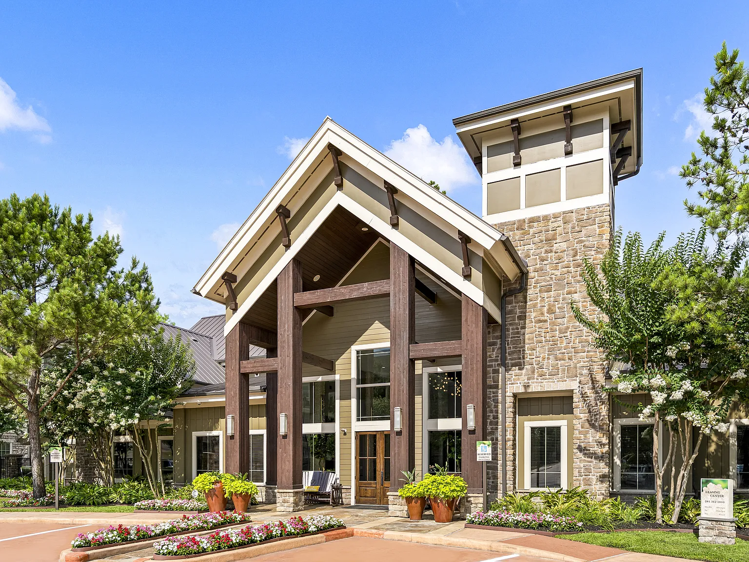 The Woodlands Lodge — Photo 1