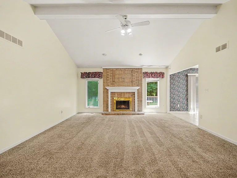 456 Essex Dr — Photo 4