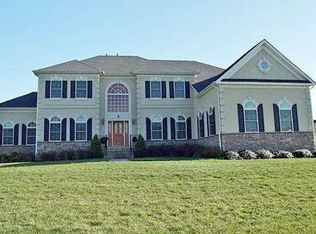 8 Mayfair Ct, Monroe Township, NJ 08831