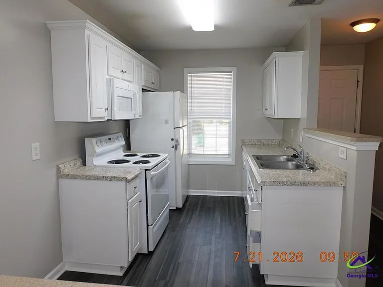 128 Kingston Village Dr — Photo 2