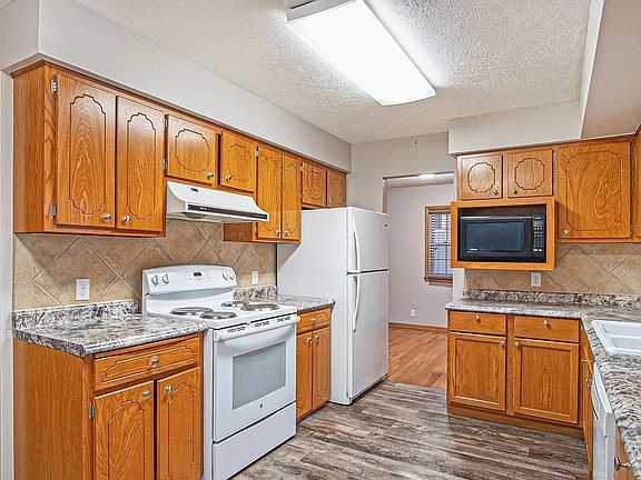 4th image of 8009 Hascall St
