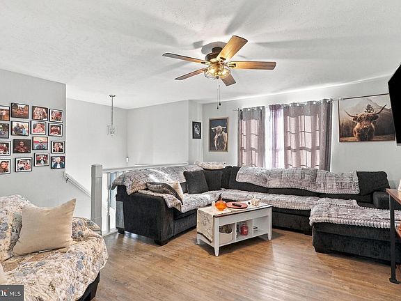 5th image of 360 W Duck St