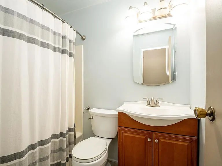 2405 W Carriage Ln — Photo 22