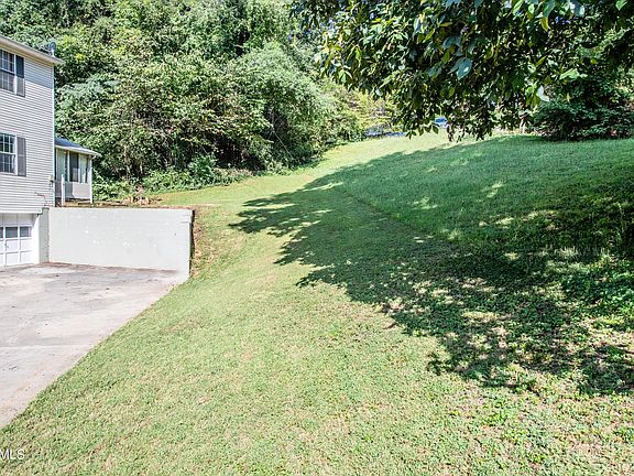 4th image of 2323 Woods End Ln