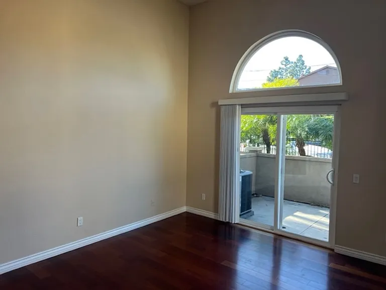 1940 Maple Ave #105 — Photo 6