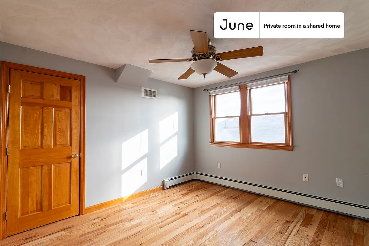 Queen bedroom in 5 bed/2 bath home in Medford #1834 E — Photo 2